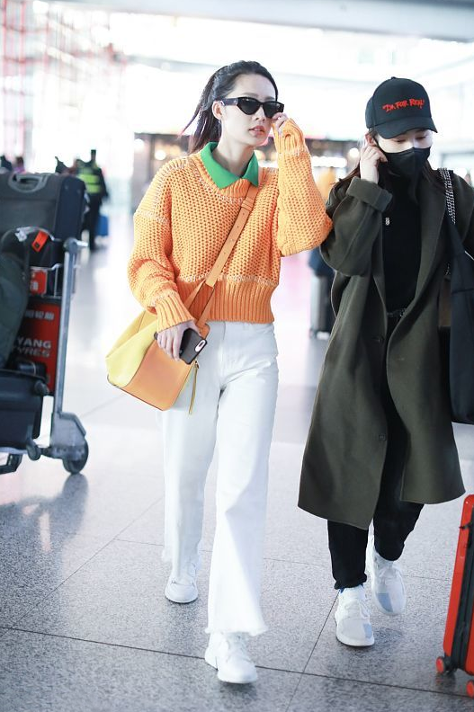 李沁|粗针织毛衣真不是谁都能驾驭的,李沁这小身板穿着都显胖,不太美