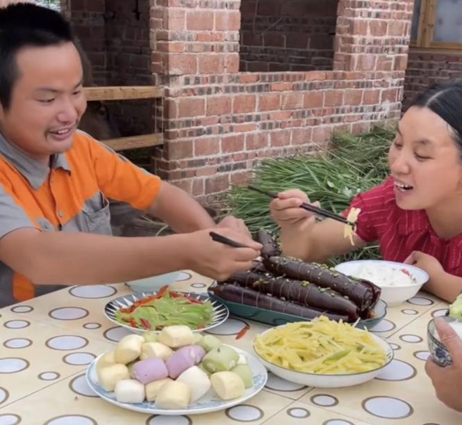 带货|牛爱芳的小春花：憨厚形象是假的？旧视频剧本被扒，网友坐不住了