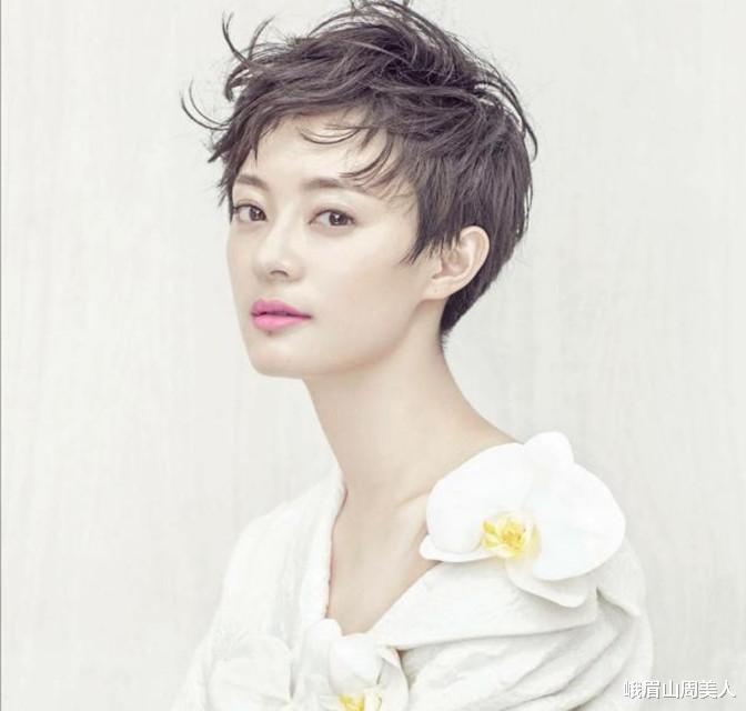 发型|女人过了50岁尽量别留长发、烫卷发!推荐这3款发型,太减龄