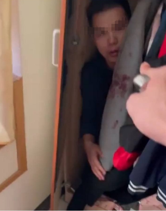 男邻居躲衣柜，丈夫持刀怒斥，妻子：他来修水龙头，事情反转来了