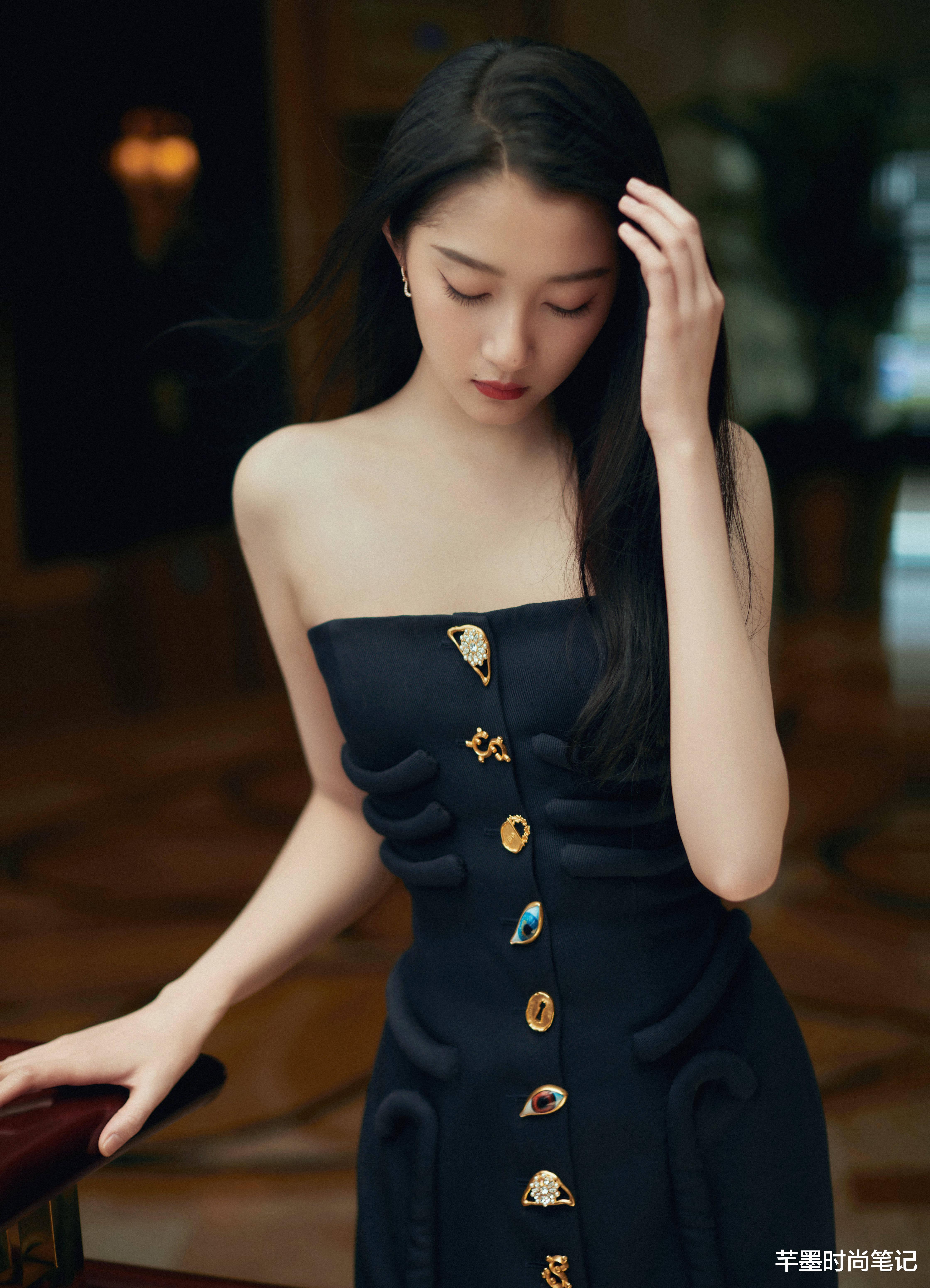 芊墨时尚笔记|关晓彤的腿才是“知识盲区”，小西装配丝袜，尽显腿长“一米八”