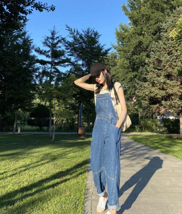 迪丽热巴|迪丽热巴日常私服逛公园，比起直筒背带裤，脚上鞋子更加引人关注