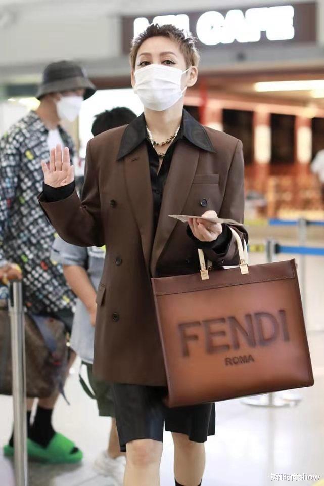 卡莉时尚show|宁静哪像奔五的人？男友风西装配帅气“刺猬头”，潮范十足真年轻