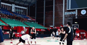 杜鋒|毒奶模式！杜鋒盛贊趙繼偉郭艾倫，易建聯(lián)與蔣興權(quán)熱聊+投籃10中9