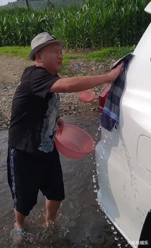 环保 赵四河水里洗车遭网友质疑，此举容易污染水源