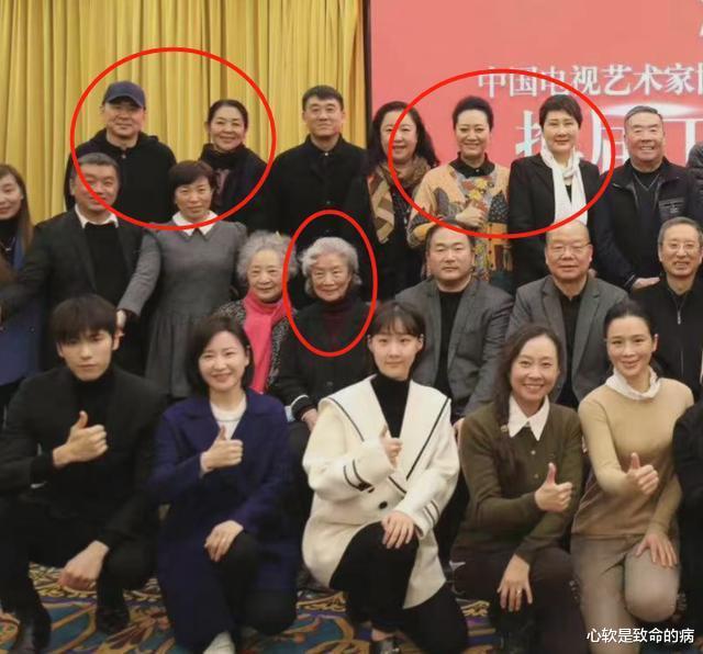 修图|没修图的大合影，看到了倪萍最真实的样子，皮肤黑瘦了也不漂亮