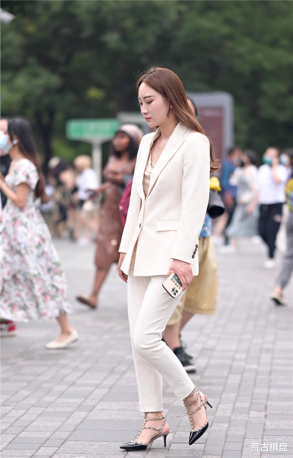 荒古棋盘|夏季穿着尖头细跟鞋逛街,你会选择凉鞋款式,还是选择单鞋