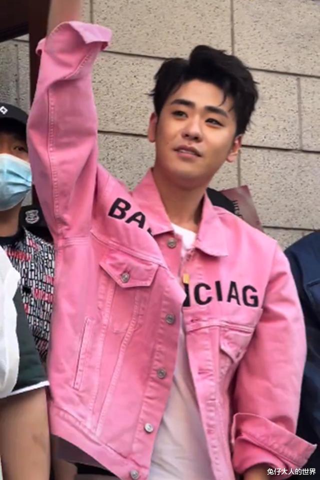 张云雷|德云社张云雷凌晨发新年祝福,看到写给柠檬的文案,二爷真宠粉