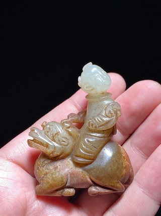 和田玉籽料|宋 和田玉籽料 白玉沁色 童子麒麟 摆件 把件
