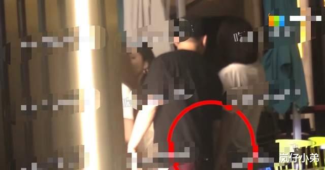 胡彦斌|胡彦斌新恋情曝光，择偶类型专一，与女方大方牵手，神似封杀艺人！