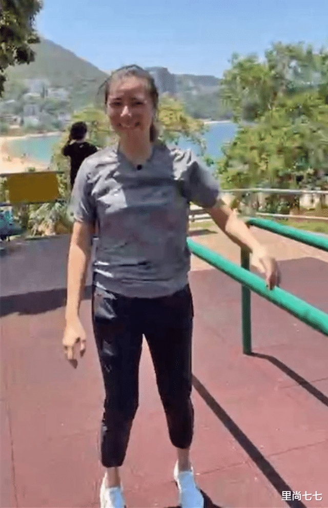 里尚七七|郑伊健夫妇罕现身圈内派对，没生娃的蒙嘉慧眼尾下垂，脸肿显老相