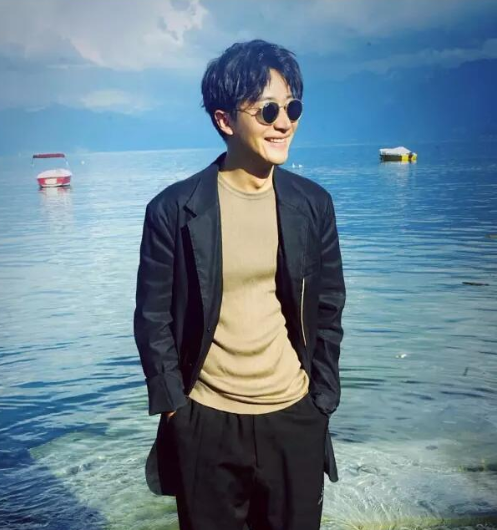 |走进黄轩生活中的家,室内用烛光照明,有点昏暗但充满浪漫气息