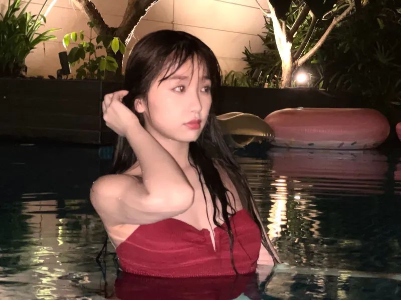 虞书欣|虞书欣红色露背泳装照上热搜，为何惨被骂