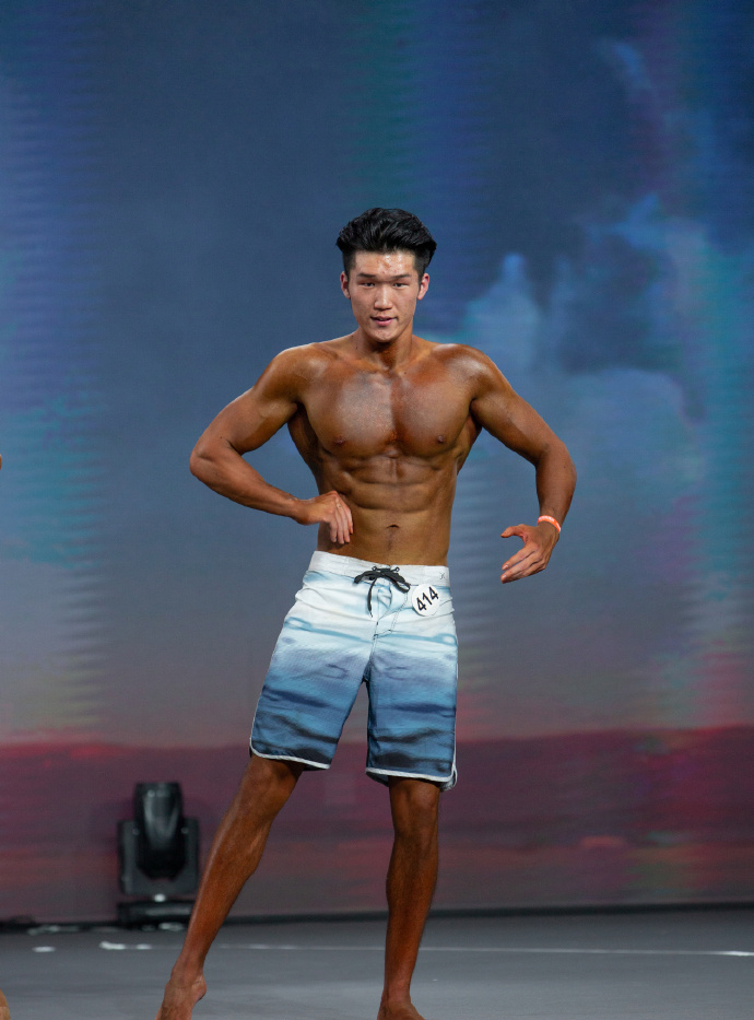 健身圈一哥 八块腹肌堪比搓衣板，没什么能比大重量做侧平举更令人兴奋！