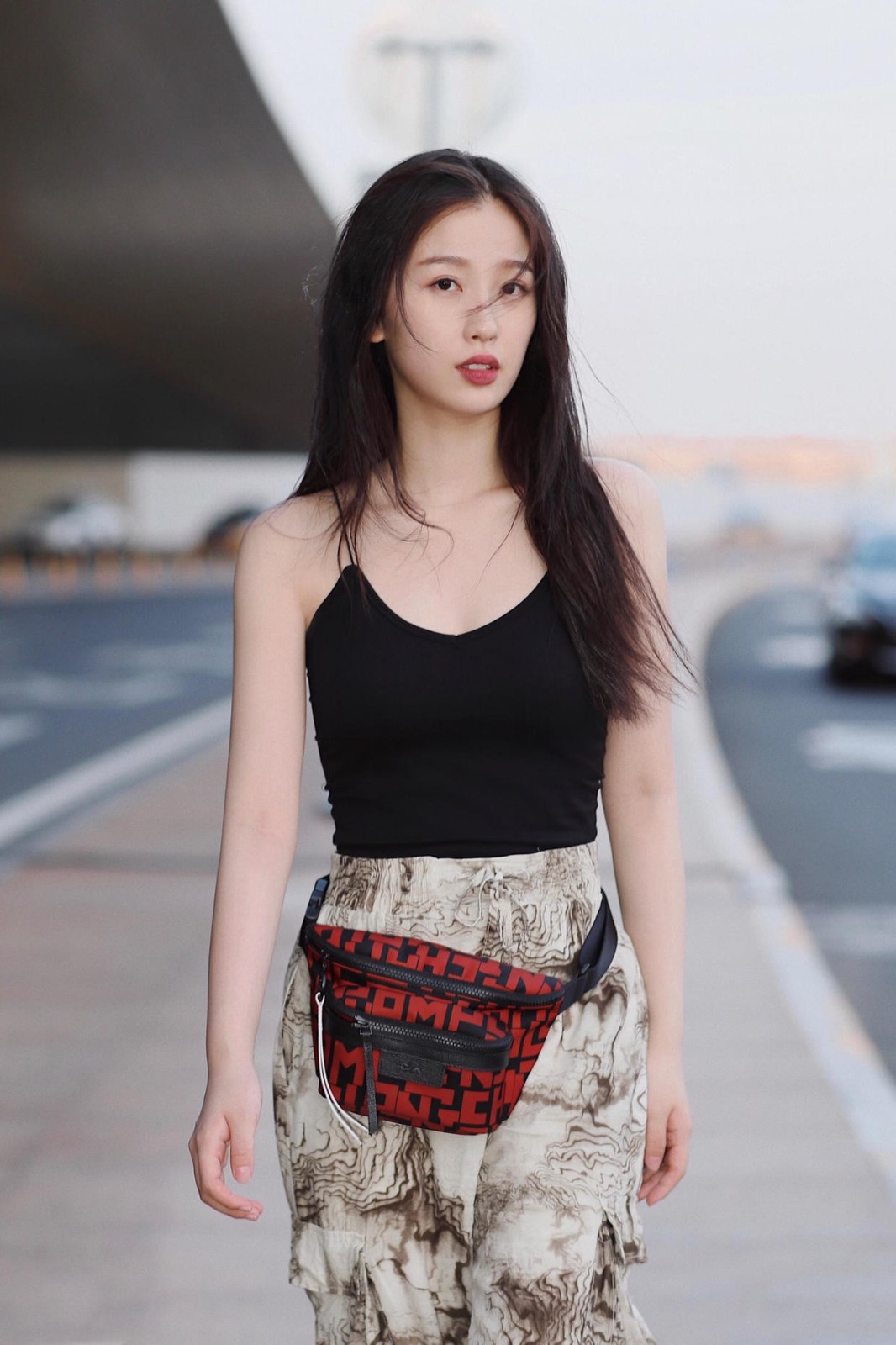混搭时尚Anna|Angelababy婚后变得会搭了，穿159紧身吊带衫走机场，少女感十足