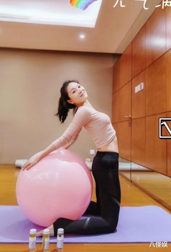 张艺谋|张艺谋娇妻罕晒健身照，穿露脐装秀马甲线，身材火辣不像仨娃妈