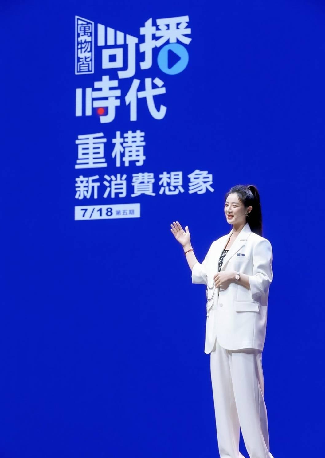 何有强|35岁的薇娅优雅温婉，穿一件黑色的改良式旗袍走机场，精致洋气
