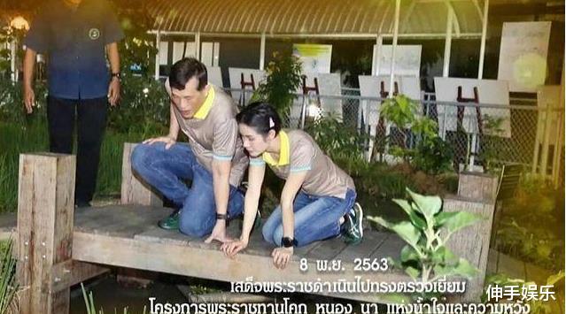 诗妮娜|85后诗妮娜低调现身,坐在车里挥手笑容甜美,去年新年还穿情侣装