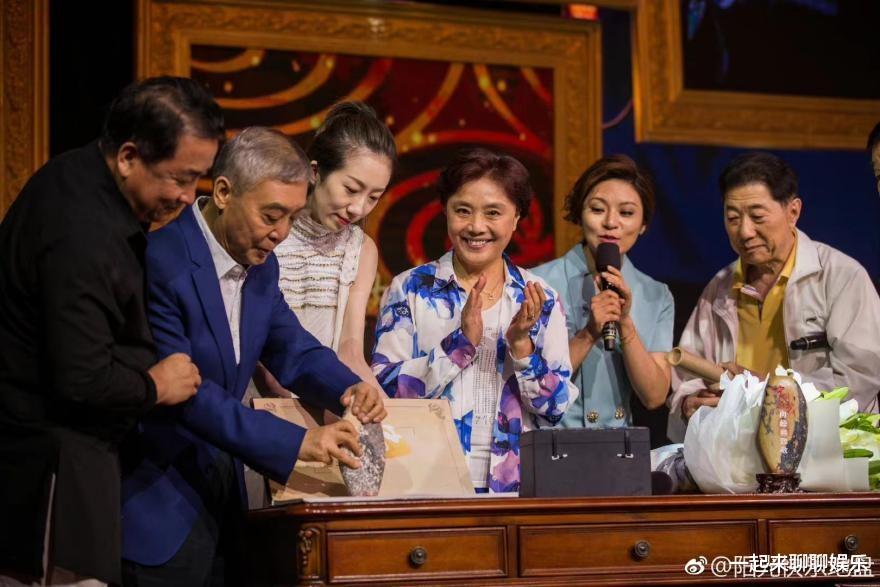 师胜杰|师胜杰妻子宋艳，丈夫去世后拒绝投奔女儿，我要在这里陪着你爸爸