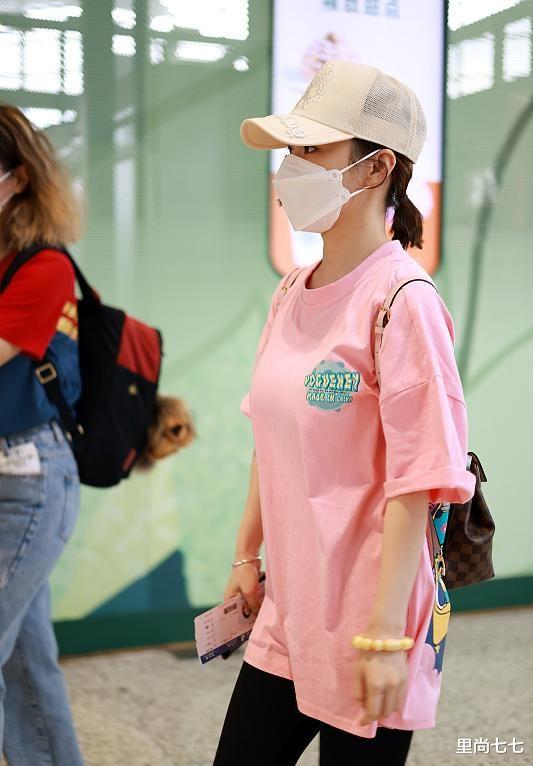 潘晓婷|九球天后潘晓婷终于高调，穿健美裤在机场秀身材，拎2万5包超阔气