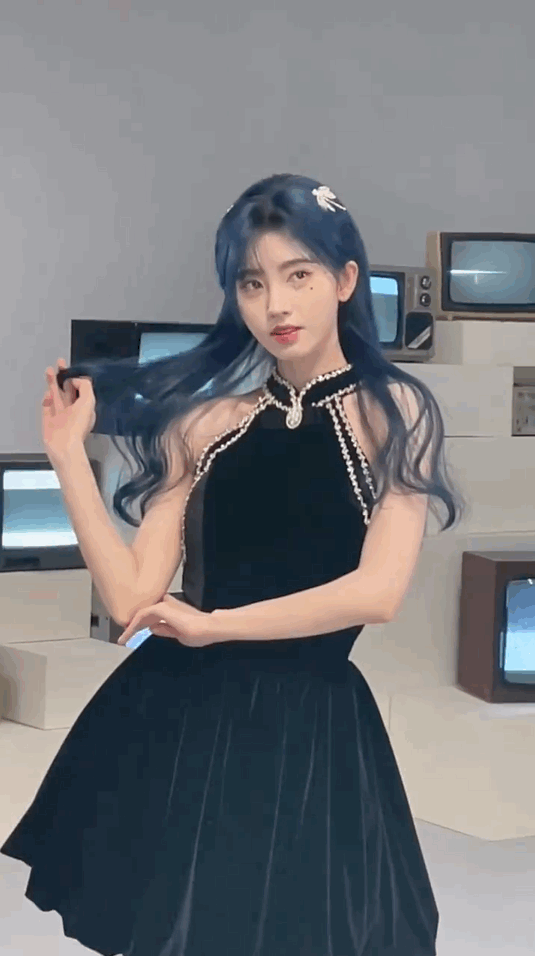 李靓蕾|鞠婧祎穿小黑裙 蓝发造型俏皮灵动