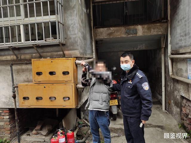 小丸子呀 女友借走200块未还,男子年初五从成都赶到自贡,放火点燃女友家