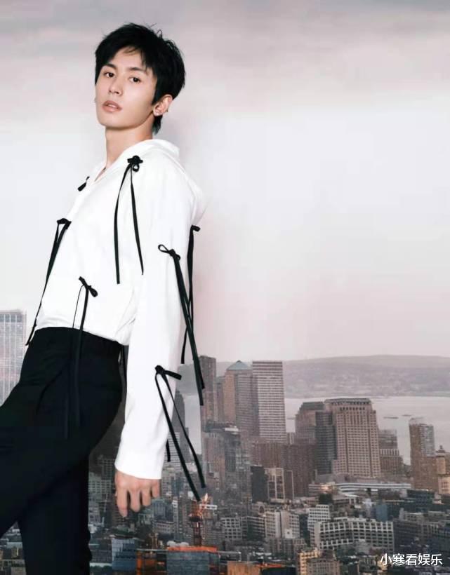 张哲瀚|帅气的小哲已上线，张哲瀚以蝴蝶结丝带白衬衫造型现身直播间，眼神绝了