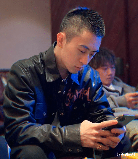 秦奋|王思聪好友秦奋与友人聚餐!身材纤瘦棱角分明,骑5万电动车出行