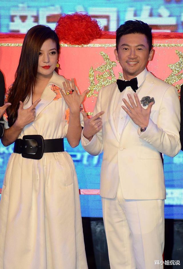 槑小姐侃说|苏有朋赵薇罕见同框,穿白西装绅士帅气,但五五分身材仍被人嫌弃