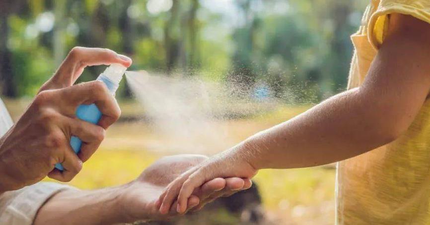 我是妈妈|夏季蚊虫叮咬,家长少给宝宝喷花露水,使用不当容易“引火上身”