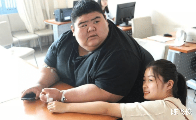 陈飞俊|山东第一胖’王浩楠一年减掉400斤，并且收获爱情，抱得美人归