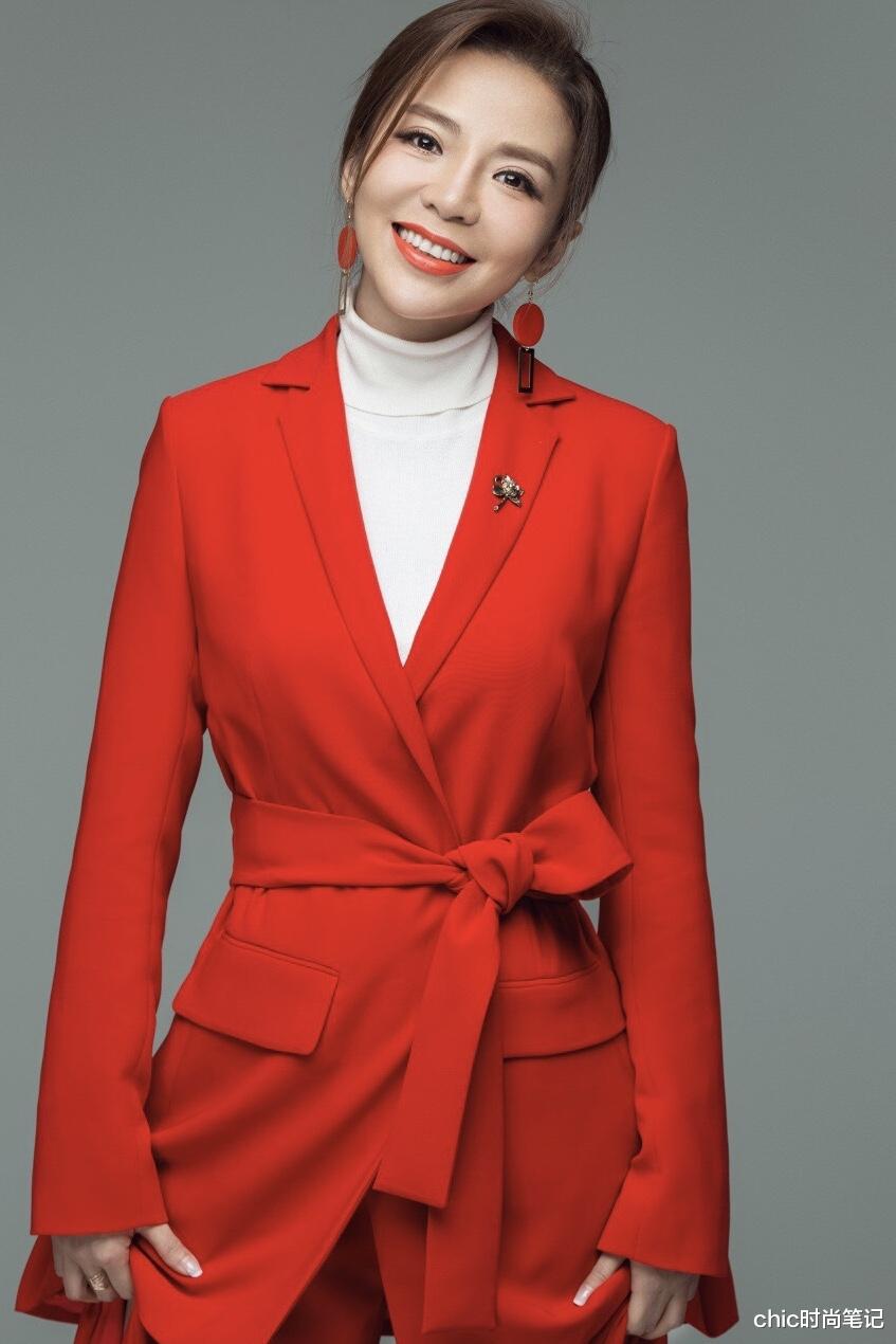 chic时尚笔记|央视女主播的穿搭指南，软萌可爱的新晋初恋脸王冰冰，你喜欢吗