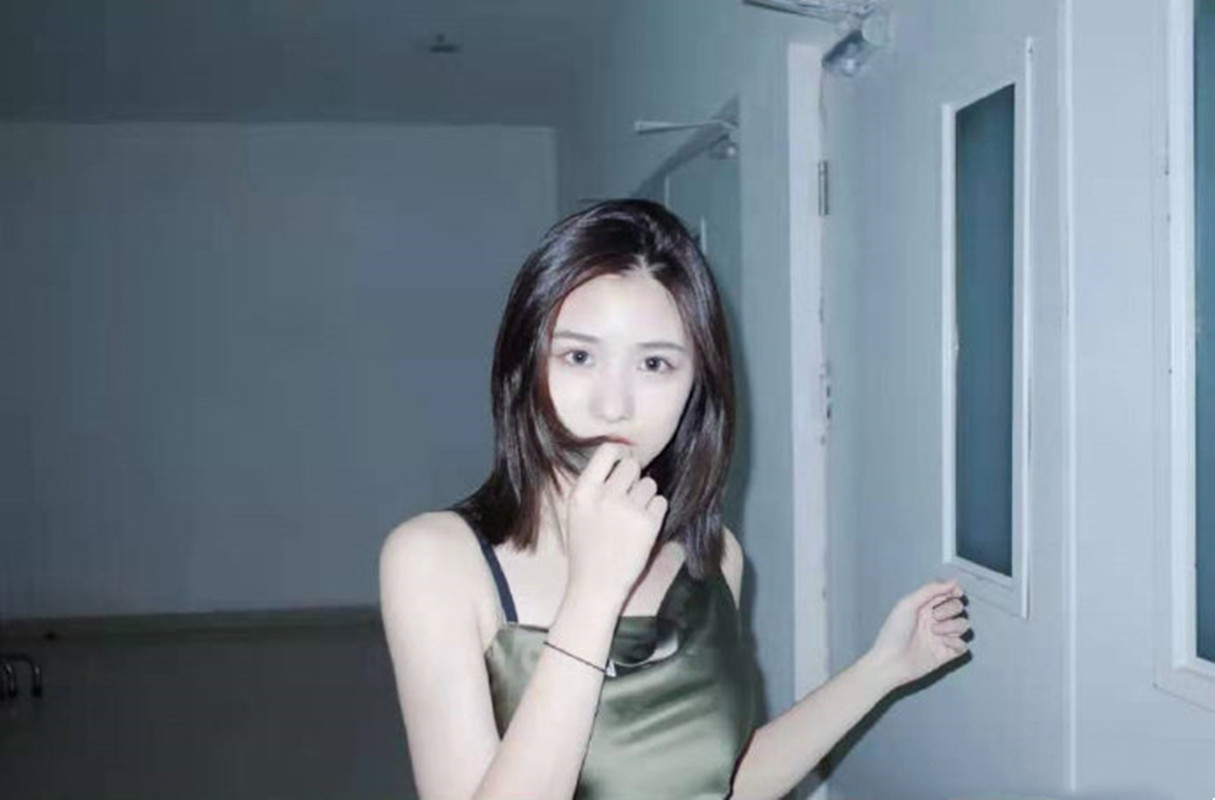 猫姐穿搭经|汪峰大女儿穿衣随了亲妈葛荟婕，才16岁穿吊带裙走轻熟风，太惊艳