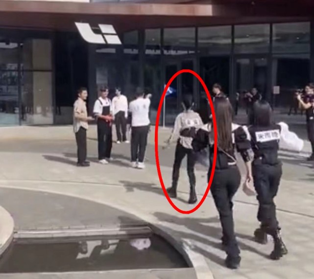 郑恺|郑恺苗苗婚后同框录跑男，夫妻俩旁若无人牵手讲悄悄话超甜蜜