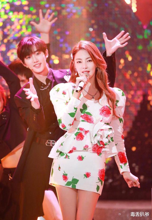 申敏儿|张雨绮恋情曝光后晒美照，室内喝咖啡超悠闲，对镜摆拍心情好！