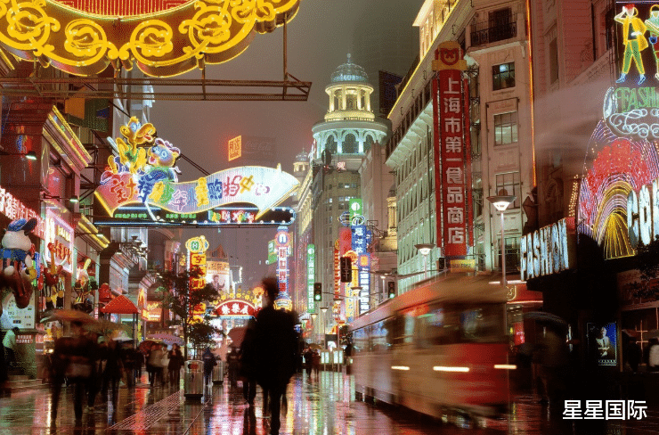 阿迪达斯 一夜之间蒸发733亿，这次碰到硬茬了，美感叹：只有中国能做到