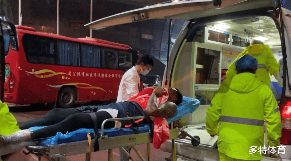 马尚|马尚伤势最新情况！被救护车送往医院检查，广东球迷捏了一把汗