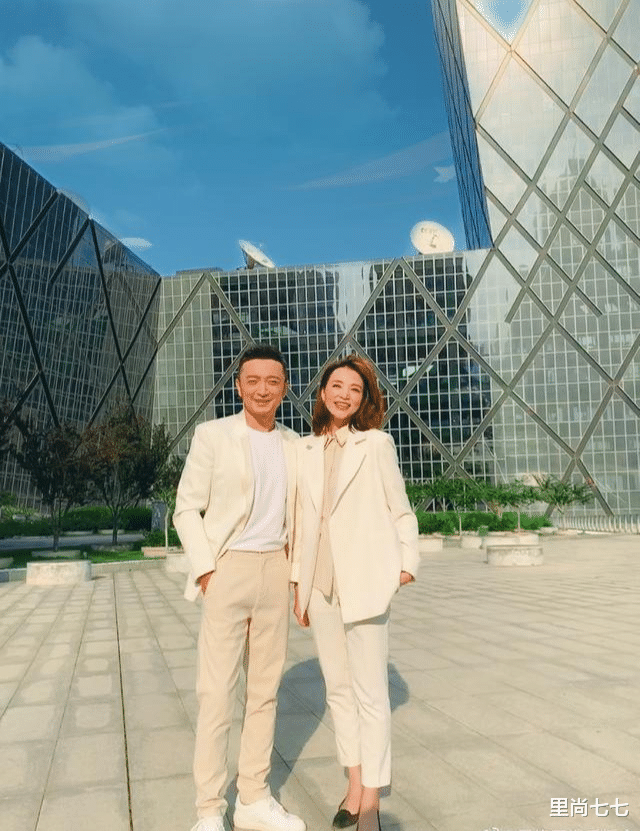 董卿|董卿白岩松久违合体,董卿剪短发更女人,53岁白岩松头发已花白