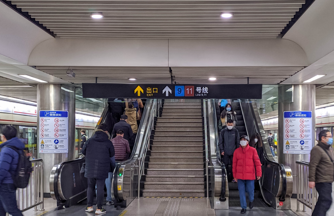 视野新闻周刊 上海50岁男子地铁猥亵女乘客,当众裸露下体作出不雅动作,已被行拘