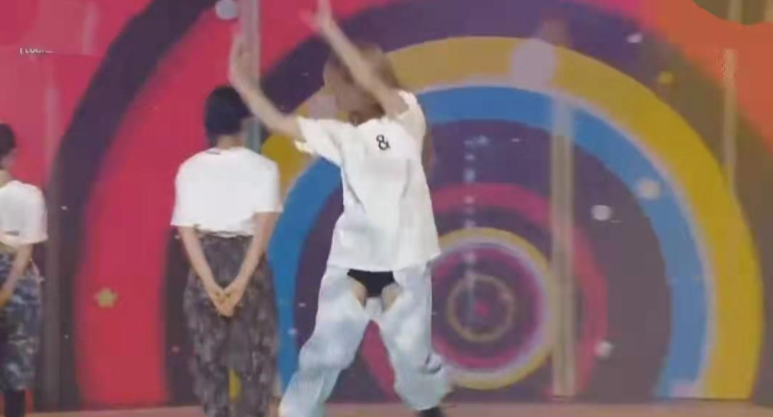 健身|韩国女团穿“开裆裤”唱跳！露黑色底裤显不雅，迷惑穿搭遭吐槽