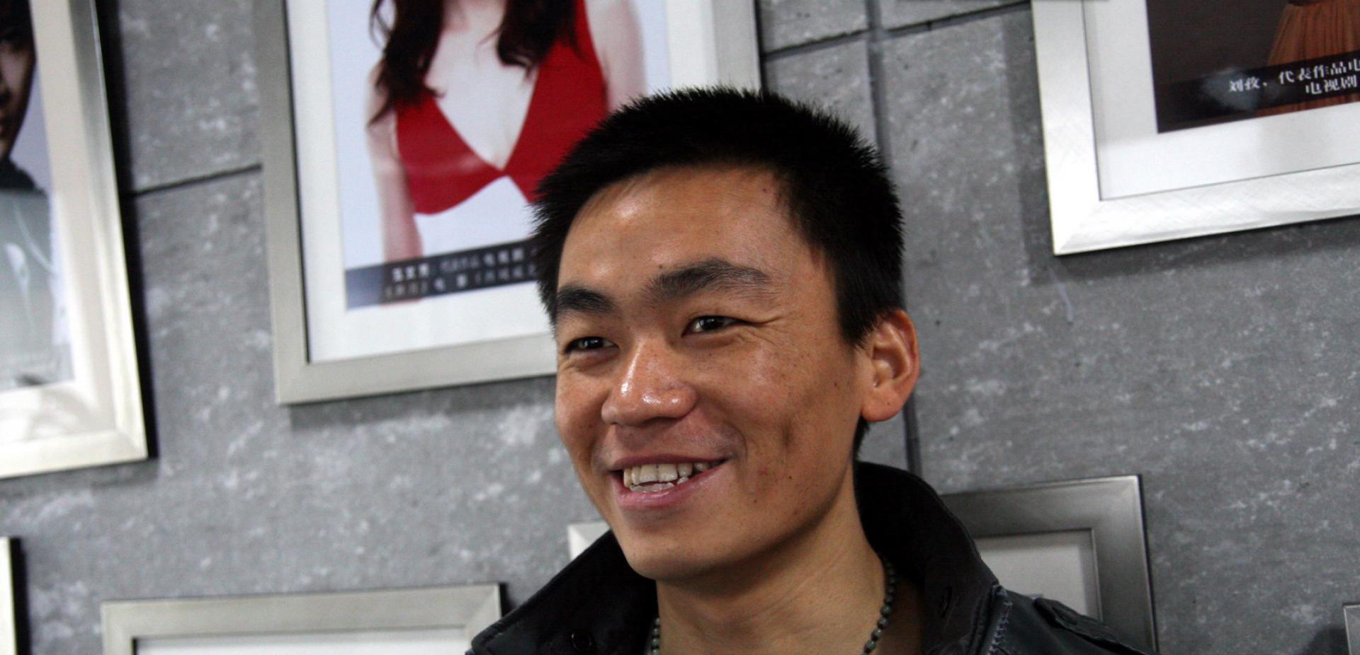 王宝强|王宝强开豪车回乡，哥哥却在村口摆摊，被记者问为何不帮一把？