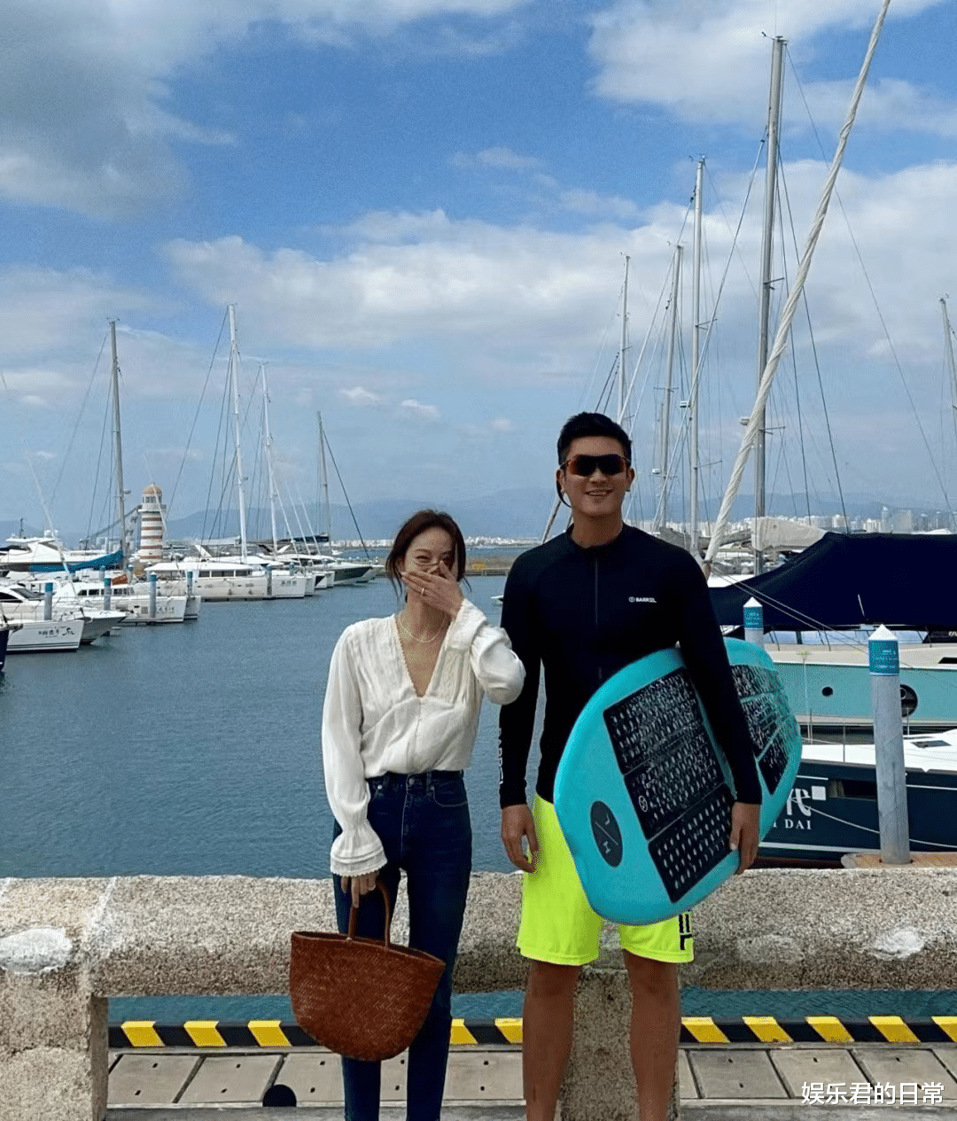 杜江|杜江现身三亚冲浪，与两位异性开心合影，霍思燕独自在京约会好友