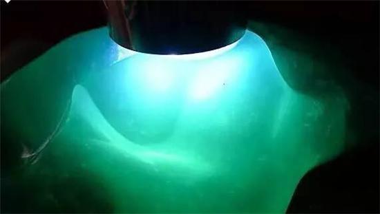 钱币|看翡翠原石为什么要打灯？