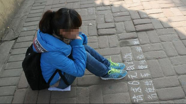 “女孩”低头跪地乞讨,抬头后市民后悔施舍,好心路人:快退钱