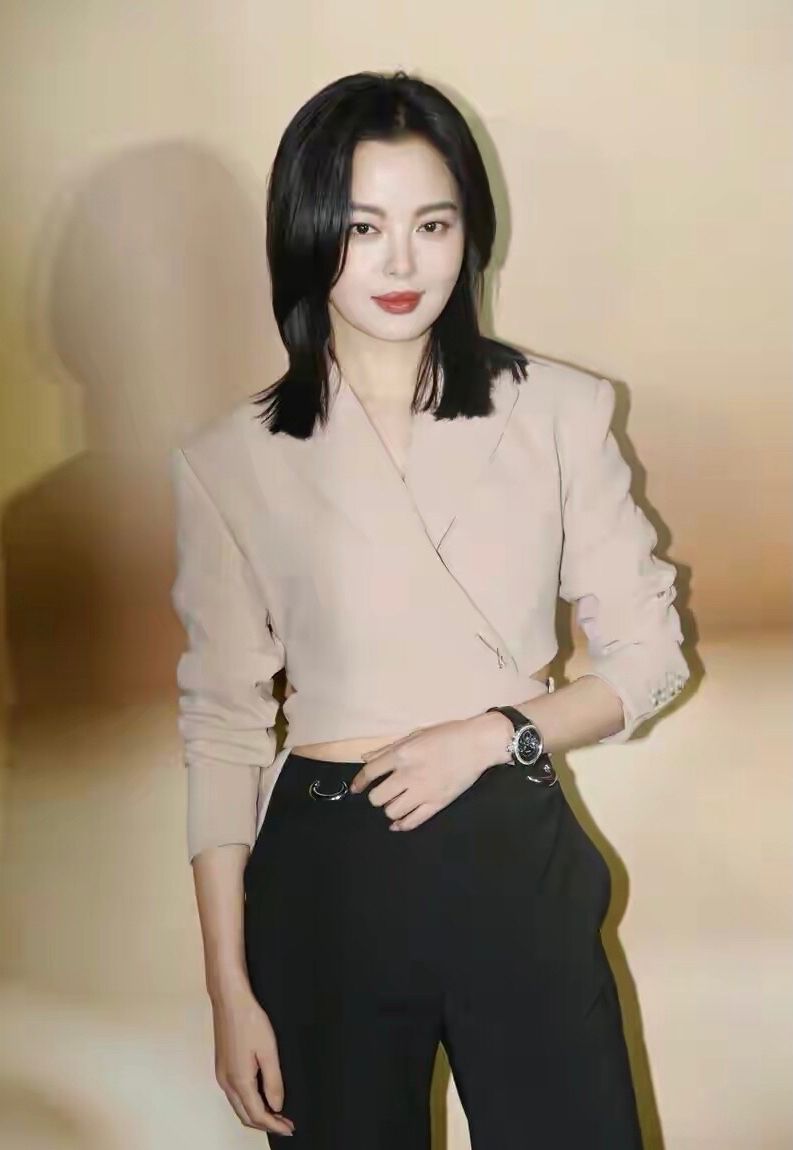 潮帮先生 辛芷蕾瘦下来真惊艳，大长腿配黑丝很抢眼，头发凌乱看着更有韵味