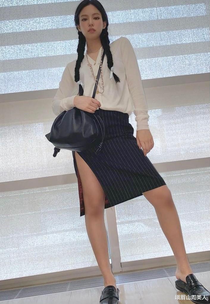 峨眉山周美人|早秋穿什么才好看？今年流行“奶奶衫”，学会这么搭，保你美一整季