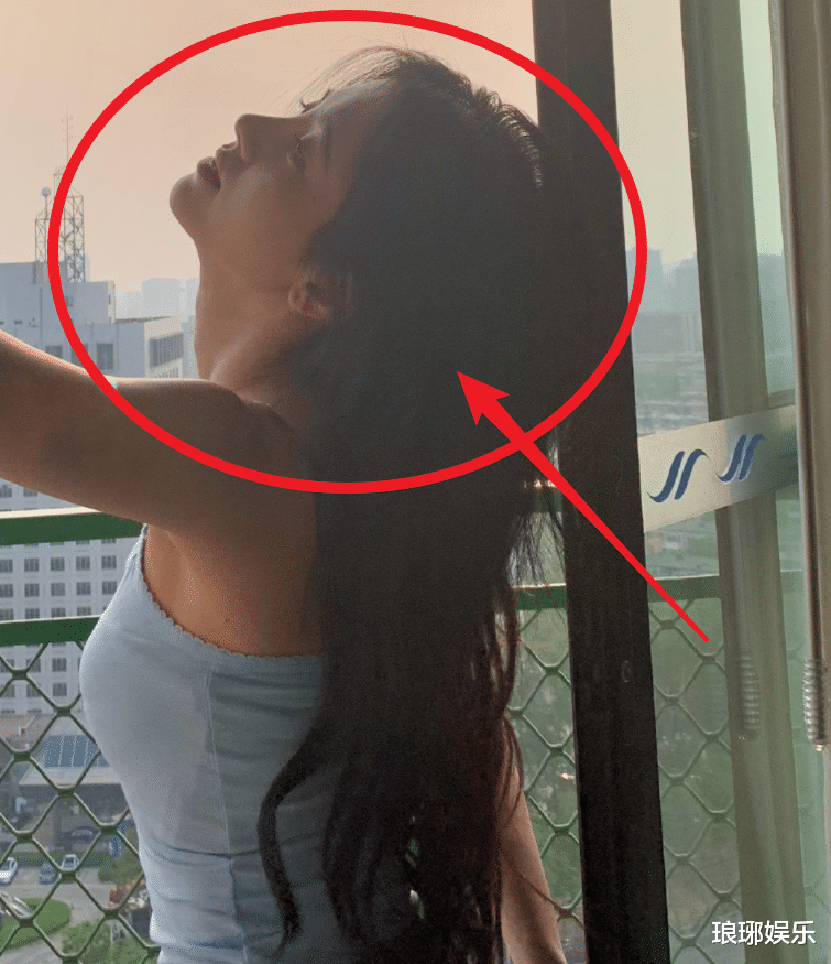 鞠婧祎|鞠婧祎晒全身照库存，和街边的路灯站一起，真实身高162很明显