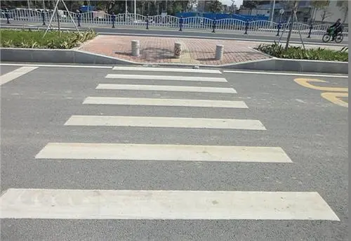 盐山交警 【科普】斑马线,司机该怎么过?