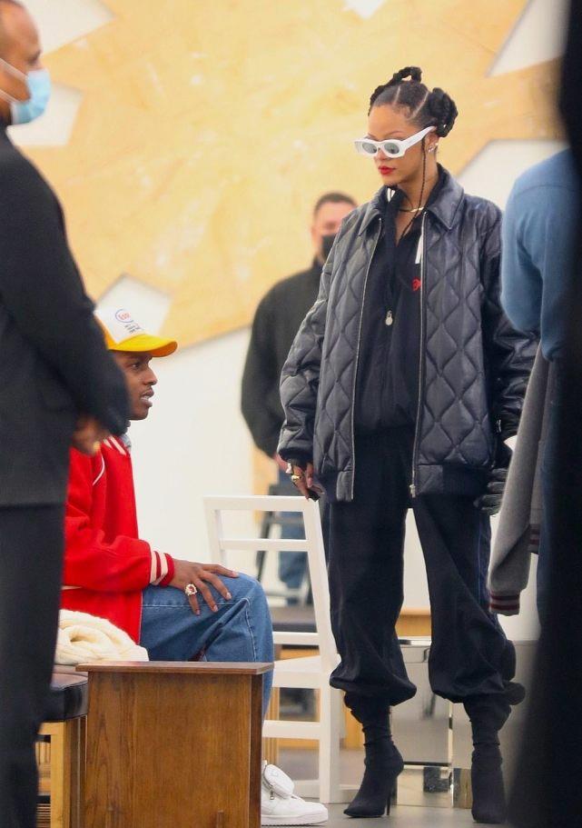 蕾哈娜|蕾哈娜光腿和男友逛街，右手戴夹板，网友调侃：查尔斯王储捏的