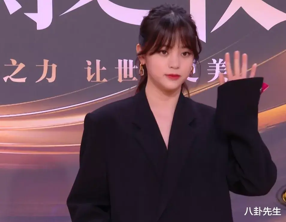 黄晓明|微博之夜女星斗艳：热巴精致如洋娃娃，江疏影穿着最大胆